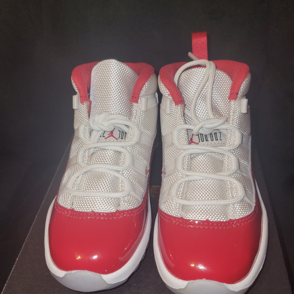 Jordan 11s Cherry size 9c